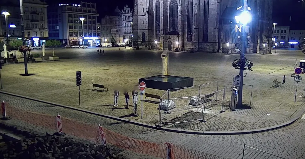 VIDEO: Mladíci soutěžili v hodu půllitrem přes výkop, trefili budovu městského úřadu