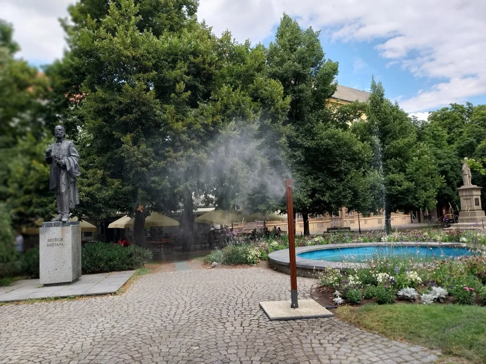 Pítka, fontánky a nově i mlžítka. V parných dnech se mohou lidé osvěžit i v centru města