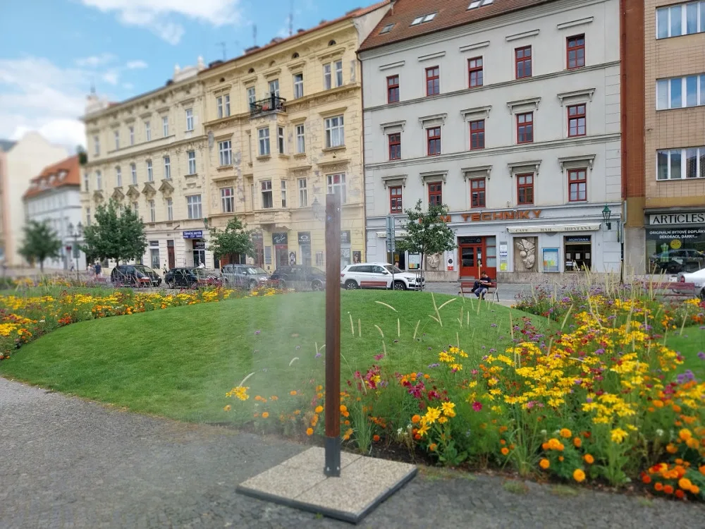 Pítka, fontánky a nově i mlžítka. V parných dnech se mohou lidé osvěžit i v centru města