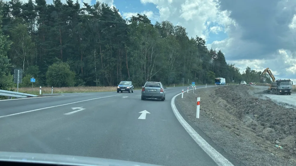 Úpravou prošly dvě nebezpečné křižovatky na velmi frekventované silnici I/20 mezi Plzní a Budějovicemi