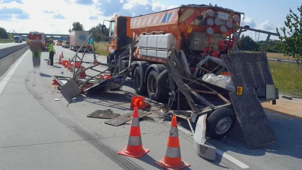 Provoz dálnici D5 opět ochromila nehoda. Ve směru na Prahu od Rozvadova se tvořily dlouhé kolony
