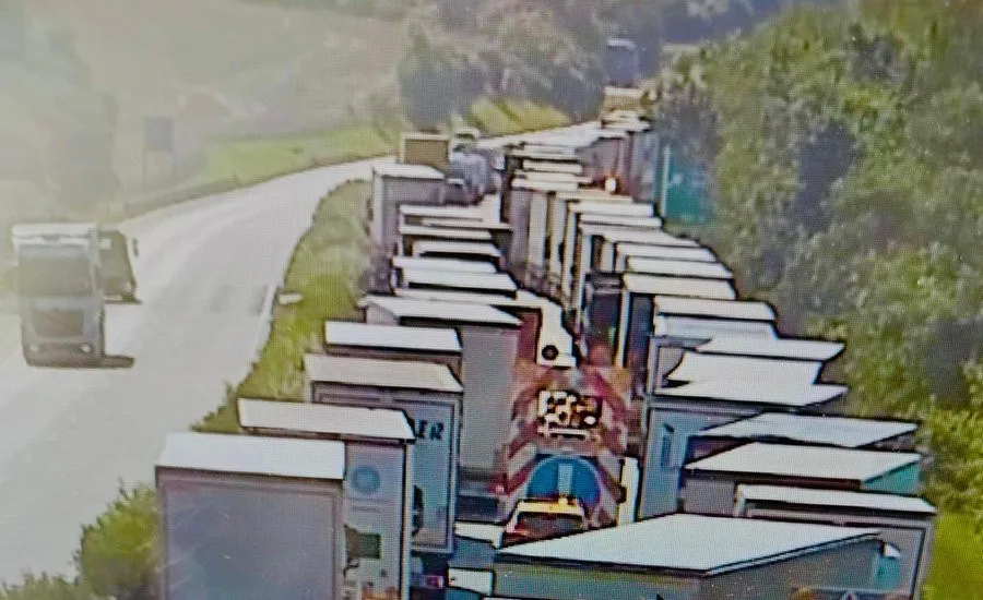 Provoz dálnici D5 opět ochromila nehoda. Ve směru na Prahu od Rozvadova narazil kamion do vozidla údržby