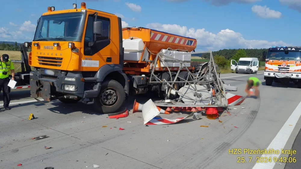 Provoz dálnici D5 opět ochromila nehoda. Ve směru na Prahu od Rozvadova narazil kamion do vozidla údržby