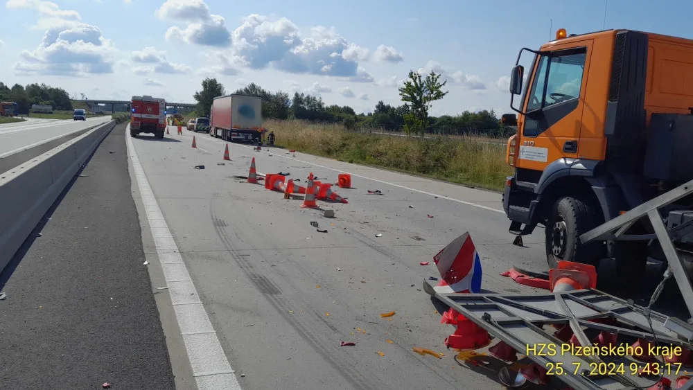 Provoz dálnici D5 opět ochromila nehoda. Ve směru na Prahu od Rozvadova narazil kamion do vozidla údržby