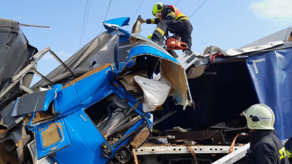 Jeden řidič zahynul při řetězové havárii kamionů na dálnici D5. Ještě předtím jiný motorista zkolaboval a zemřel