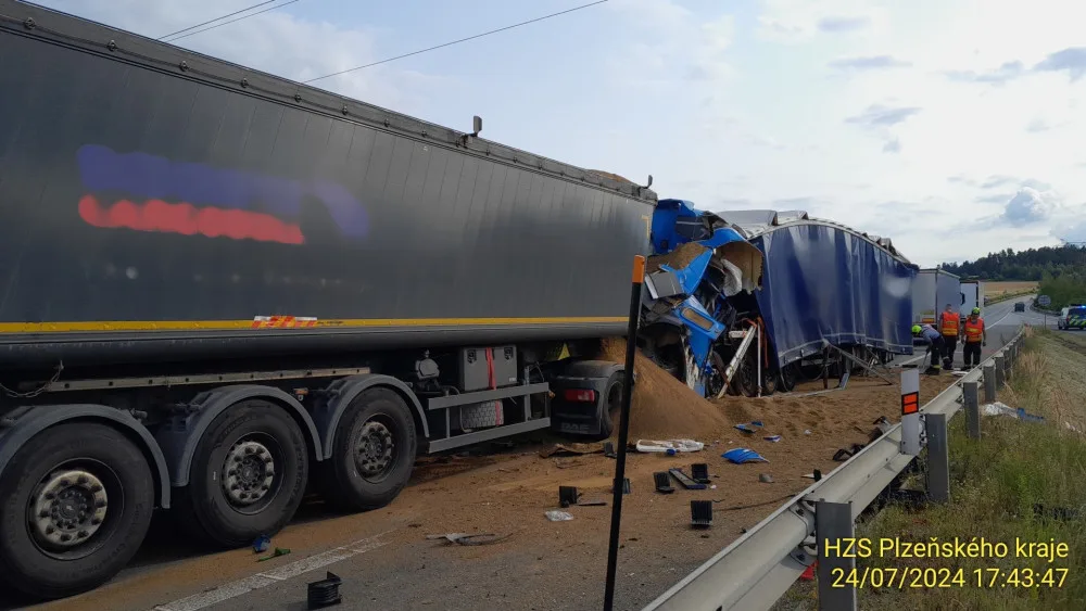 Jeden řidič zahynul při řetězové havárii kamionů na dálnici D5. Ještě předtím jiný motorista zkolaboval a zemřel