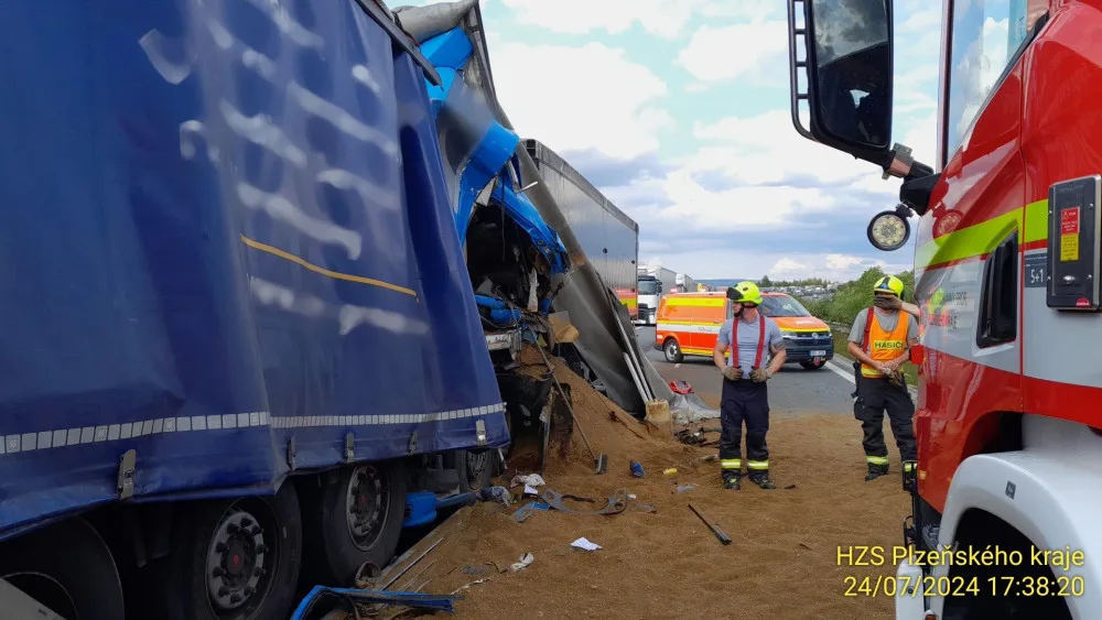 Jeden řidič zahynul při řetězové havárii kamionů na dálnici D5. Ještě předtím jiný motorista zkolaboval a zemřel