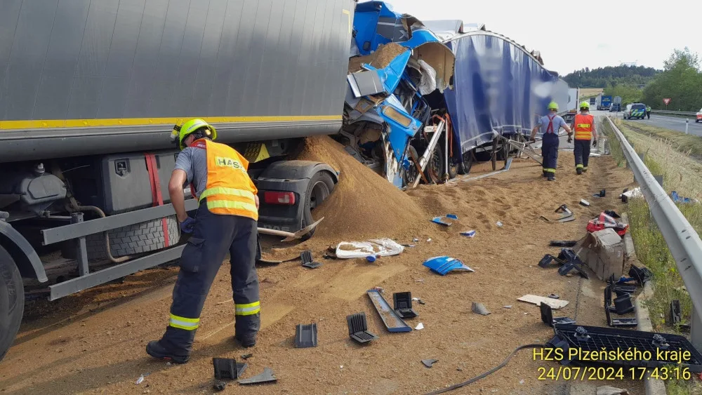 Jeden řidič zahynul při řetězové havárii kamionů na dálnici D5. Ještě předtím jiný motorista zkolaboval a zemřel
