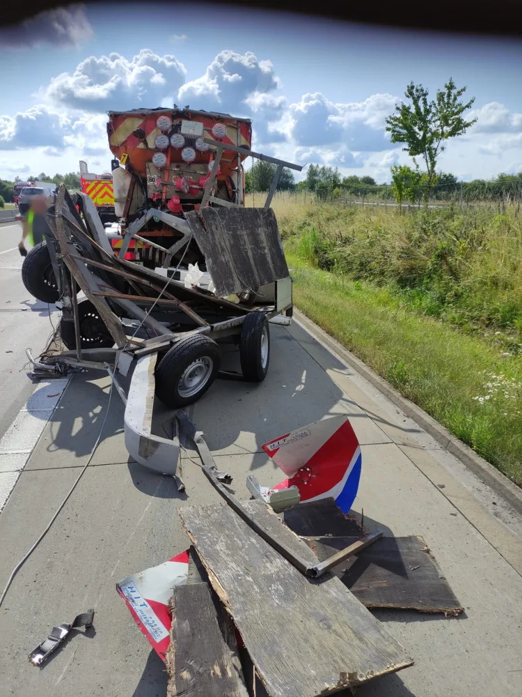 Provoz dálnici D5 opět ochromila nehoda. Ve směru na Prahu narazil kamion do vozidla údržby