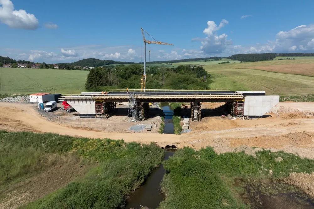Už příští rok budou moci řidiči využít nové napojení na dálnici D5, přípravy stavby trvaly dlouhých 15 let