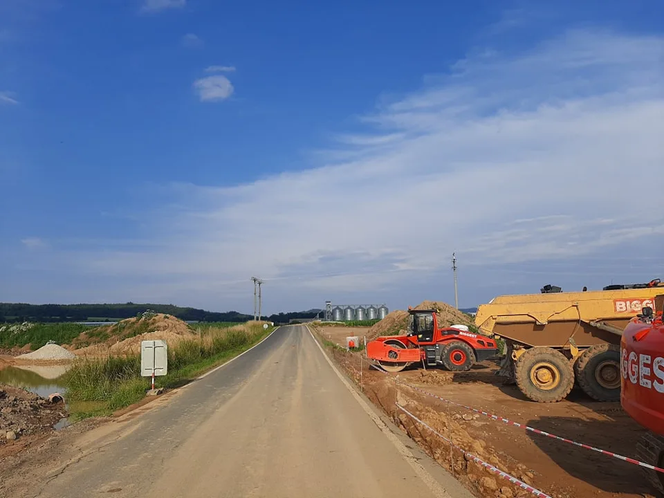 Už příští rok budou moci řidiči využít nové napojení na dálnici D5, přípravy stavby trvaly dlouhých 15 let