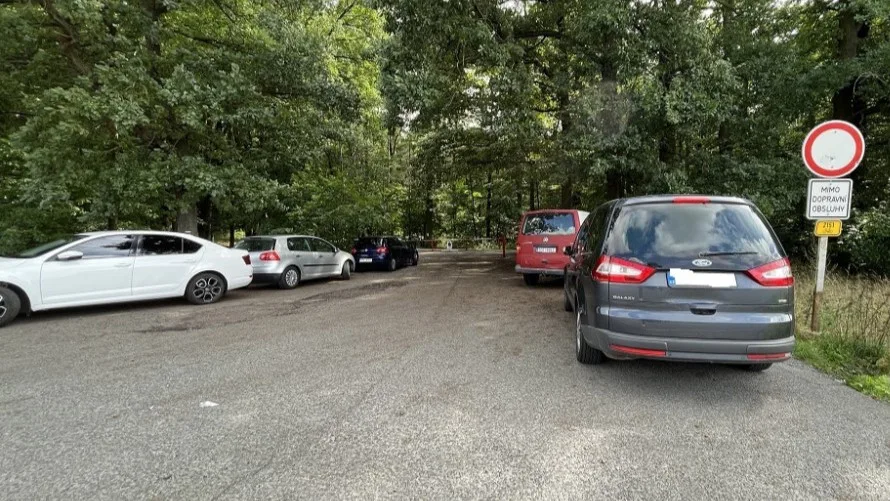 Auta houbařů blokují výjezdy