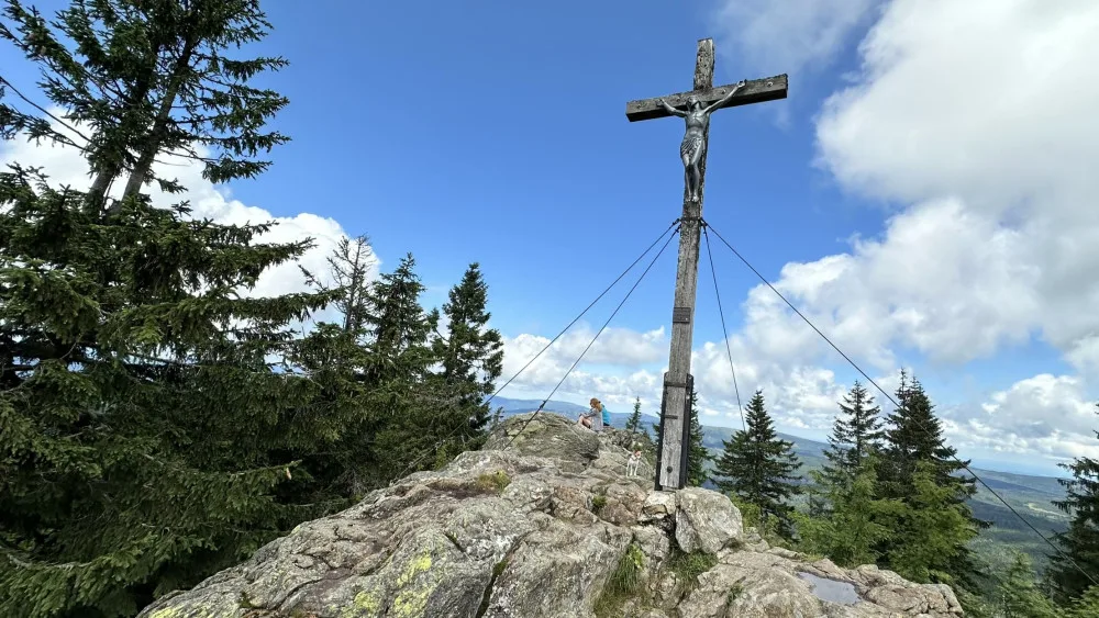 Skalnatý vrcholek Roklanu zdobí tradiční železný kříž