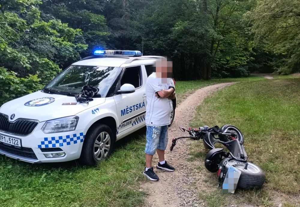 VIDEO: Strážníci pronásledovali staršího muže na elektrokoloběžce. Snažil se je setřást v parku, ale havaroval