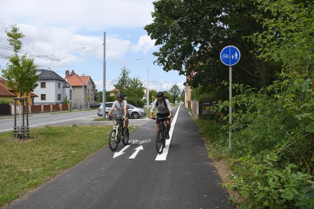 Stezka pro pěší a cyklisty u kasáren na Slovanech má nový asfaltový povrch