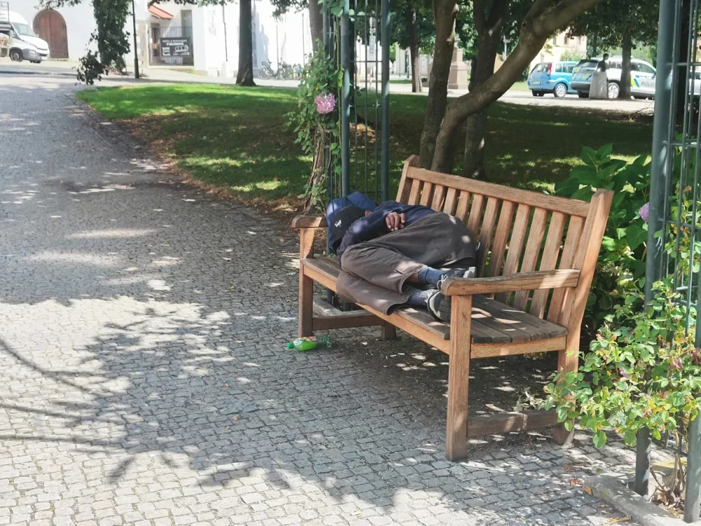 VIDEO: Od načančaného nádraží přes prašnou díru až po bezdomovce parku, turisté se musí divit