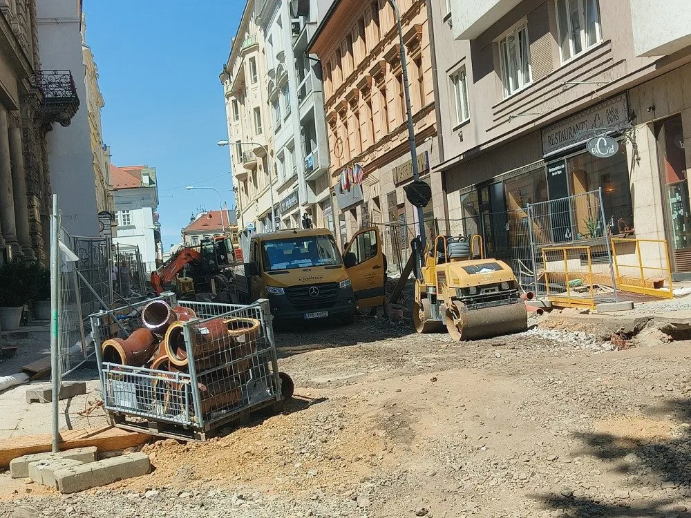 Hezká procházka to není. Vyzkoušeli jsme si, co prožije a uvidí turista po vystoupení z vlaku cestou do centra