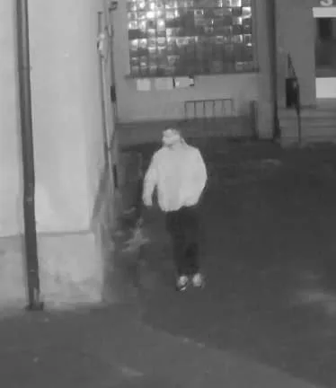 Policie by si chtěla popovídat s neznámým mužem ze záběru kamery v souvislosti s vyšetřováním krádeže