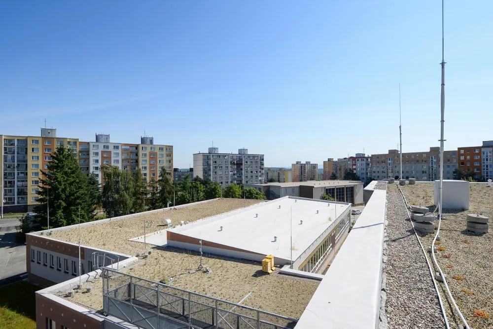 Základní škola se může pyšnit jednou z největších zelených střech. Město vyšla její rekonstrukce na 49 milionů