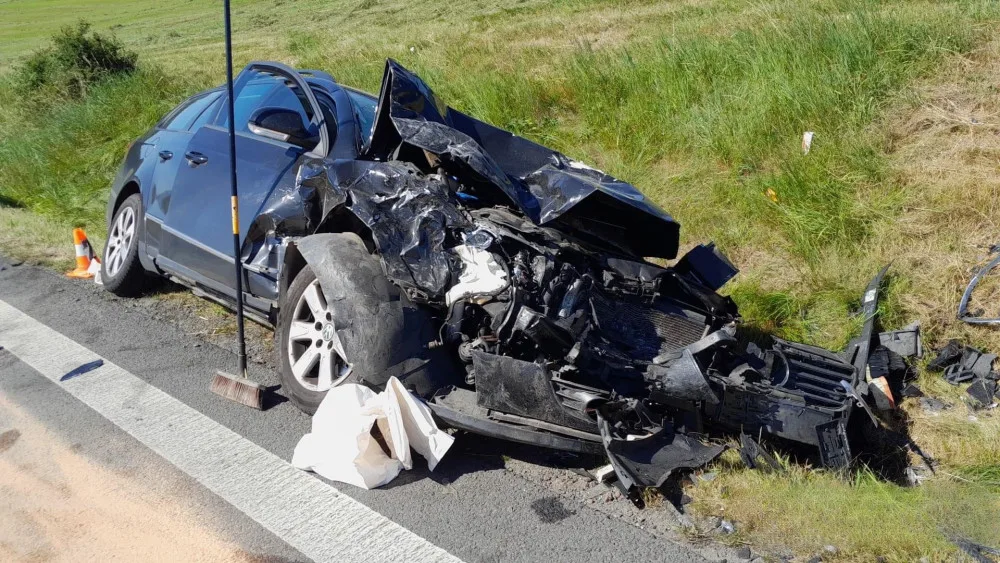 Svědci nehody bleskově zlikvidovali svými hasičáky požár auta, které začalo hořet po drtivém střetu s jiným vozem