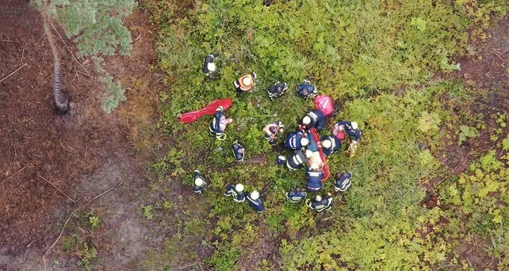 Záchranáři a hasiči už díky informacím z dronu dorazili na místo, kde ležel ztracený senior