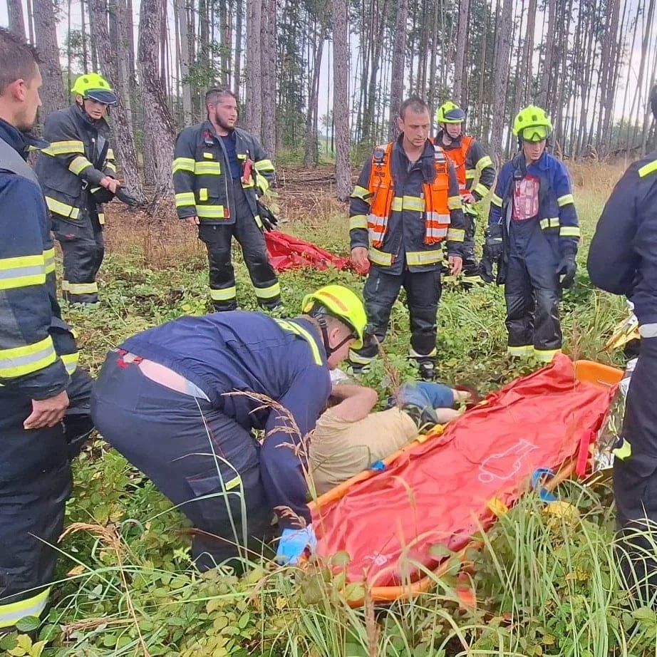 Příprava nalezeného muže k transportu: Foto Hasiči Klenčí pod Čerchovem