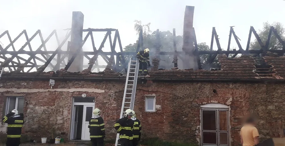 Hasiči bojovali s ohněm i jazykovou bariérou, vyhořel dům obývaný cizinci