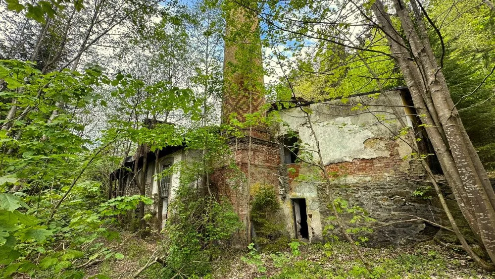 Zažijte nefalšovaný šumavský urbex v komplexu rozpadající se bývalé papírny s pohnutou historií