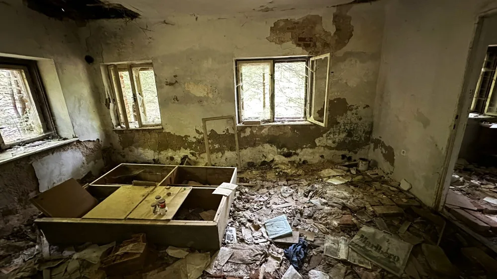 Zažijte nefalšovaný šumavský urbex v obřím komplexu rozpadající se bývalé papírny s pohnutou historií
