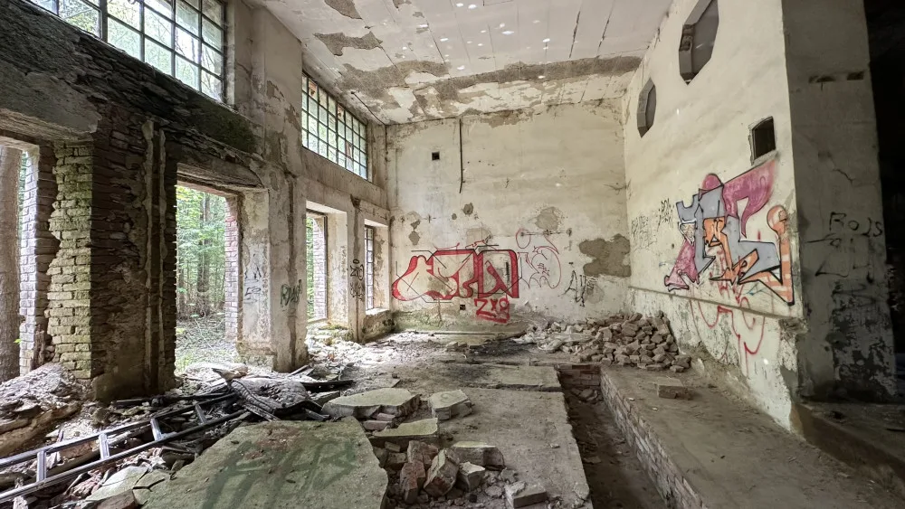 Zažijte nefalšovaný šumavský urbex v obřím komplexu rozpadající se bývalé papírny s pohnutou historií