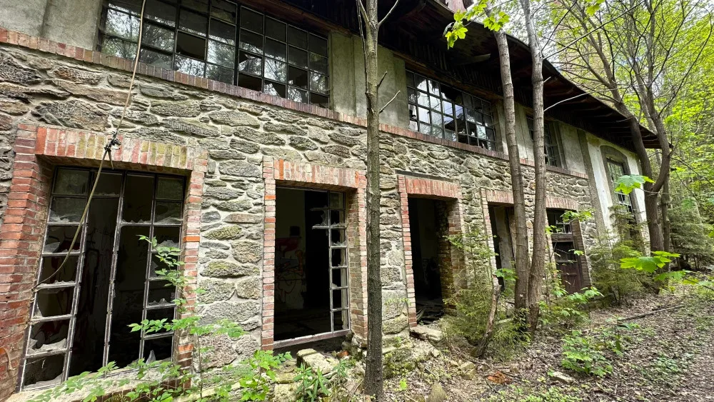 Zažijte nefalšovaný šumavský urbex v obřím komplexu rozpadající se bývalé papírny s pohnutou historií