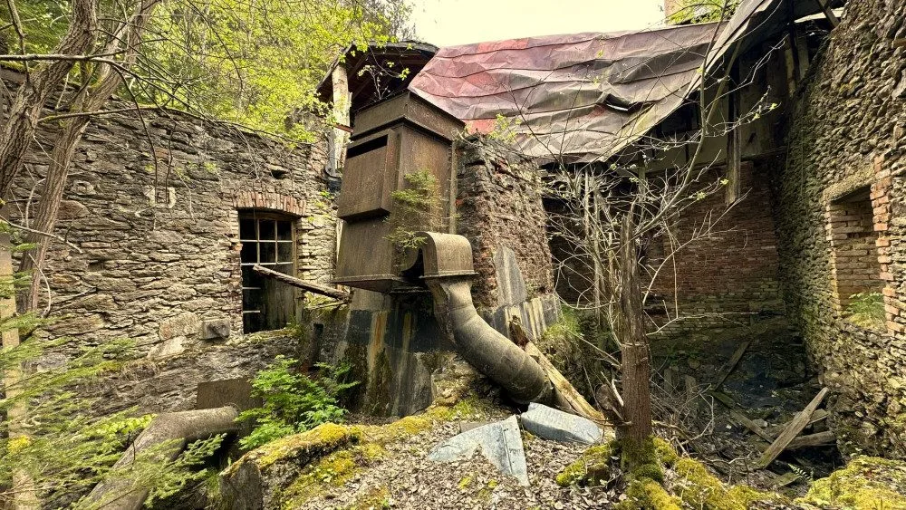 Zažijte nefalšovaný šumavský urbex v obřím komplexu rozpadající se bývalé papírny s pohnutou historií