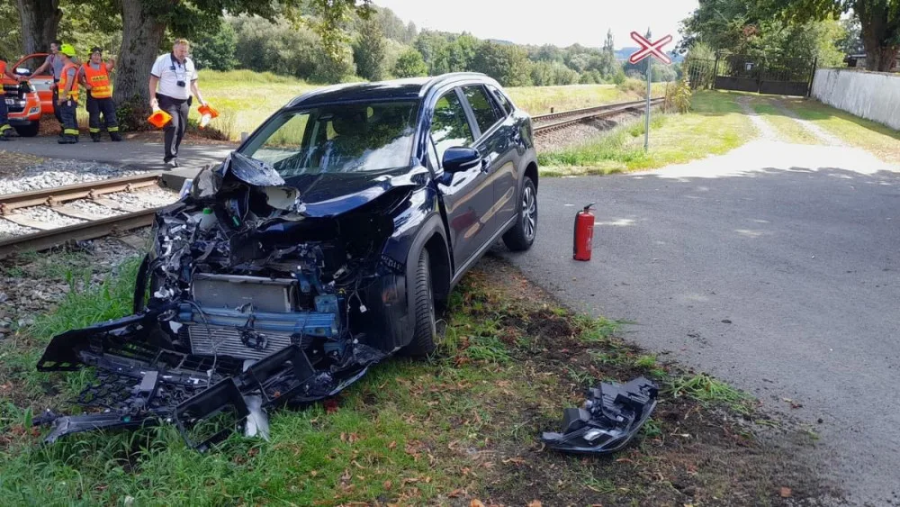 Vlak smetl na železničním přejezdu osobní automobil, který řídila pětašedesátiletá žena