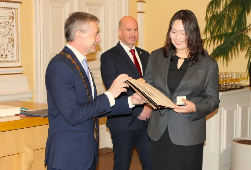 Loni převzala Haruka Kitagučiová pamětní medaili města Domažlice, kde nyní žije a byla to velká sláva