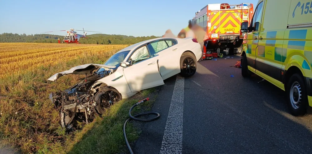 Dva senioři zahynuli při střetu dvou osobáků. Řidič Hyundai nedal přednost BMW, které jelo po hlavní