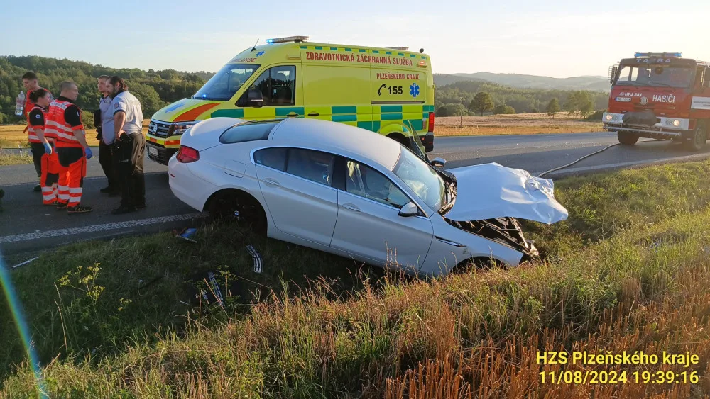 Dva senioři zahynuli při střetu dvou osobáků. Řidič Hyundai nedal přednost BMW, které jelo po hlavní