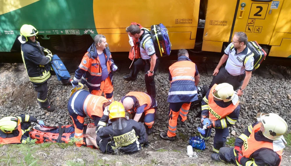 Vrátili mu život i tvář. Strojvedoucí, který přežil srážku vlaků se už čtvrtým rokem léčí v plzeňské nemocnici