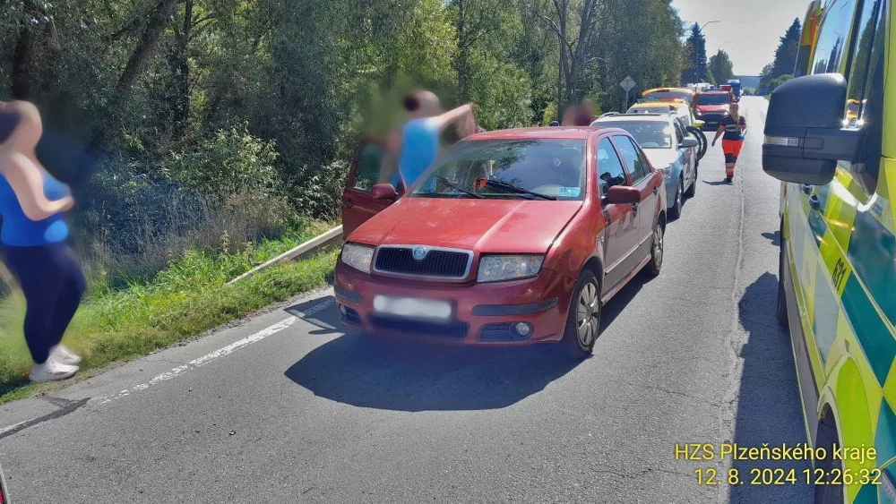 Tři osobní automobily se srazily v Revoluční ulici ve Stříbře