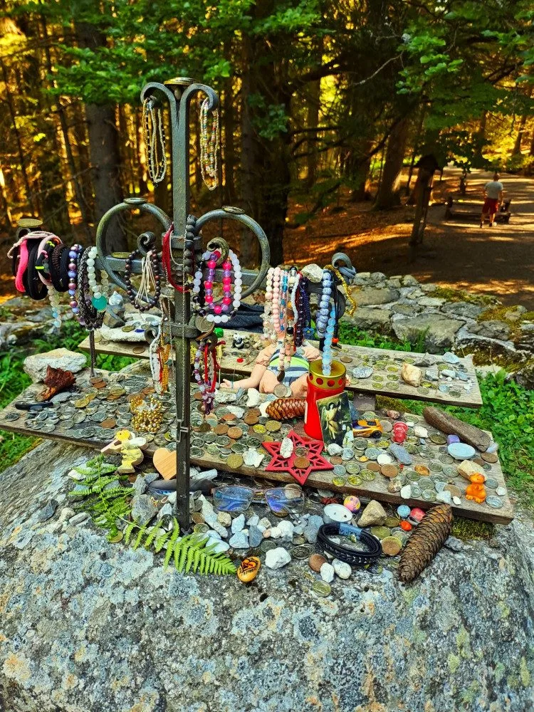 Nahromaděné předměty věnované Panně Marii u zázračné Hauswaldské kaple na Šumavě se některým turistům nelíbí