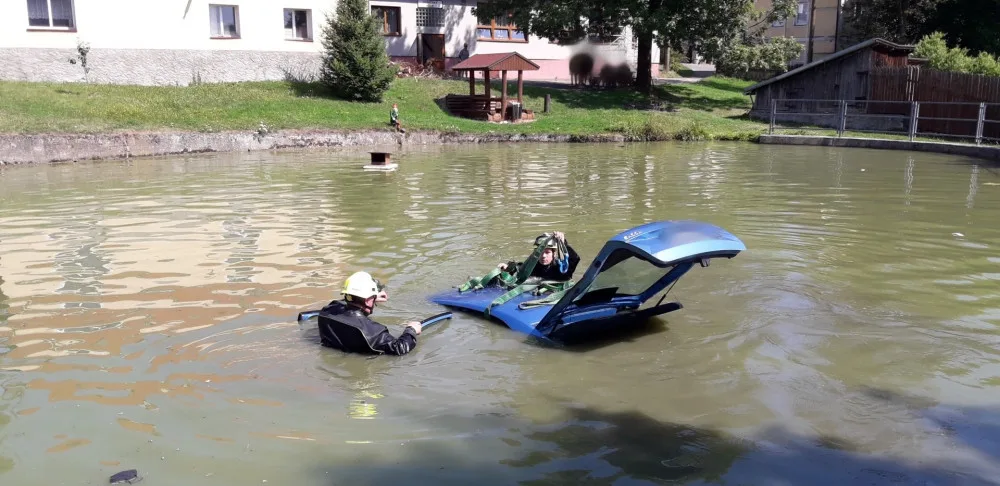 Starší řidič dostal smyk a skončil v požární nádrži, topící se posádce pomohli svědci