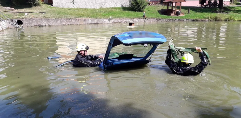 Starší řidič dostal smyk a skončil v požární nádrži, topící se posádce pomohli svědci