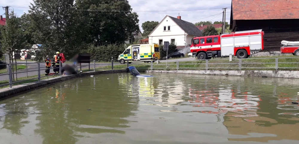 Starší řidič dostal smyk a skončil v požární nádrži, topící se posádce pomohli svědci