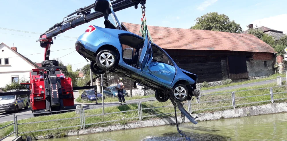 Starší řidič dostal smyk a skončil v požární nádrži, topící se posádce pomohli svědci
