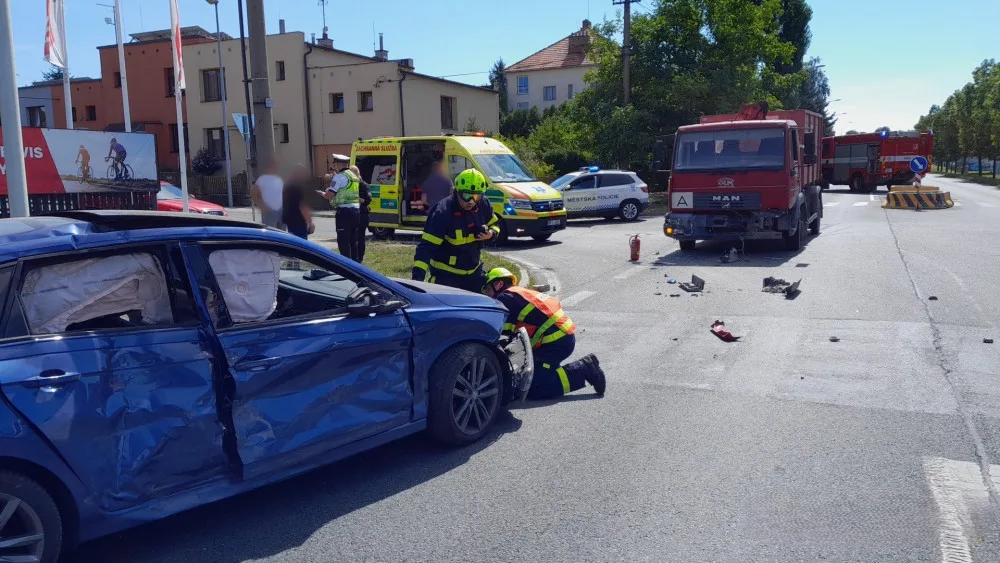 VIDEO: Palubní kamera strážníků zachytila střet osobáku s náklaďákem