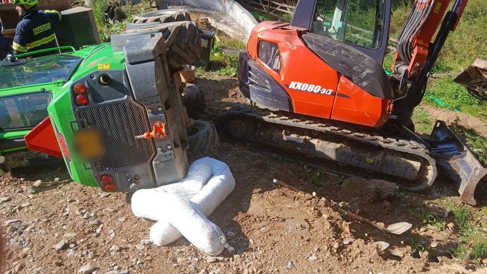Na muže se při kontrole stavebních prací u domu převrátil stavební stroj a způsobil mu těžké zranění