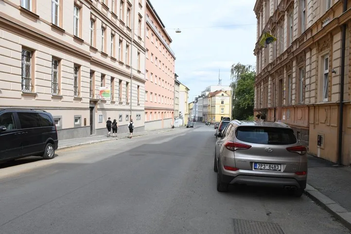 Řidiči v Plzni musí počítat s další objížďkou, dělníci rozkopou Purkyňovu ulici