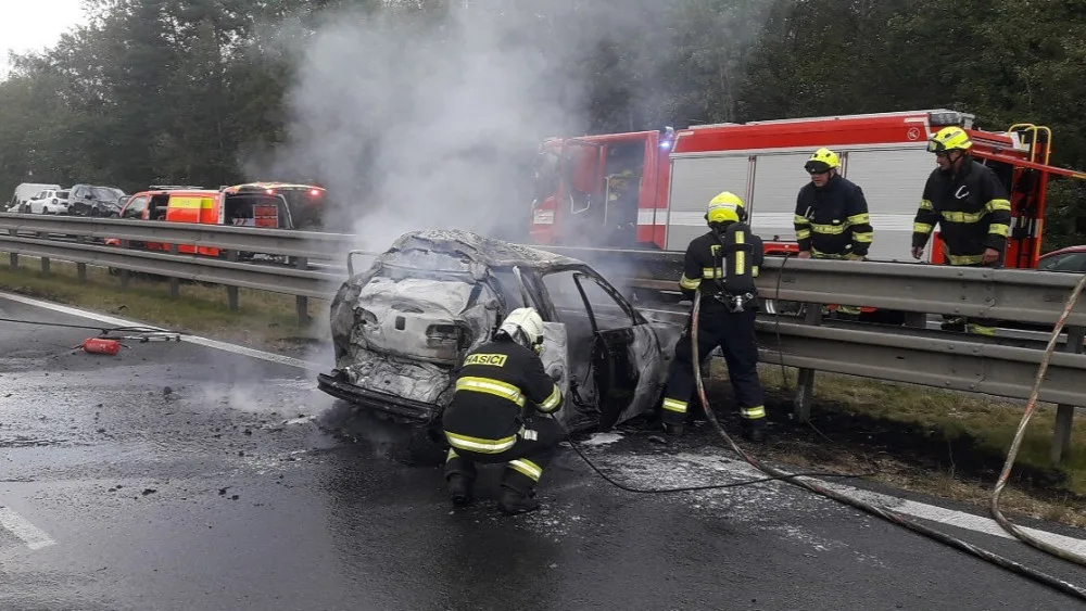 V hořícím osobáku zahynula jedna osoba po střetu s kamionem na dálnici D5. Spolujezdkyně utrpěla těžké popáleniny