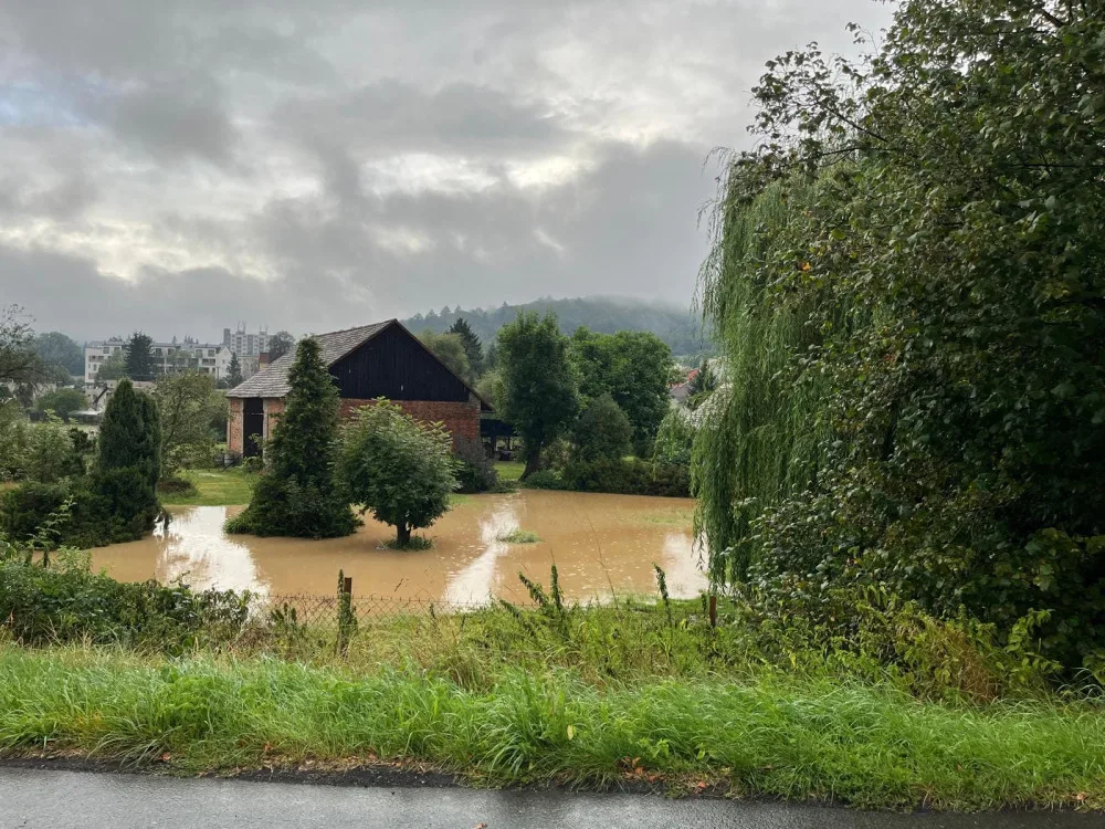 Rokycansko zasáhly silné bouřky, voda zaplavila desítky sklepů, komplikace byly i na dálnici D5