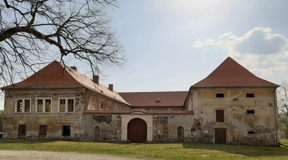 Nadšenci už více než čtvrt století opravují zámek Čečovice, potřebné peníze se snaží získat z kulturních akcí