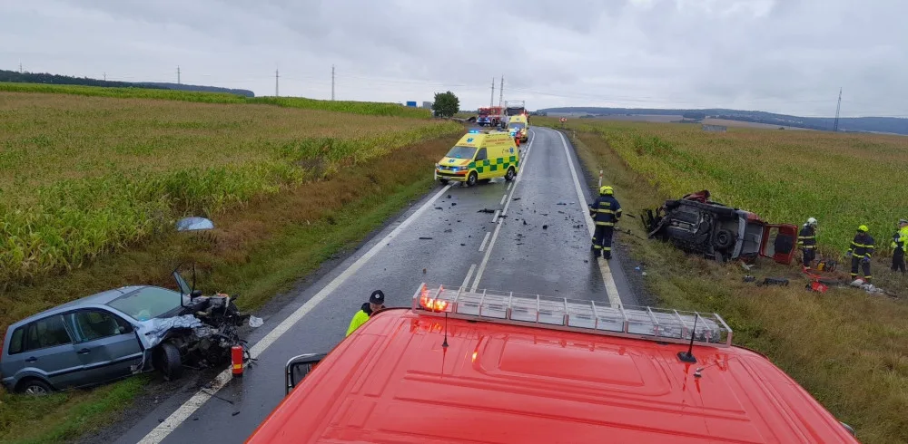 Nehoda tří vozidel si vyžádala šest zraněných včetně dětí